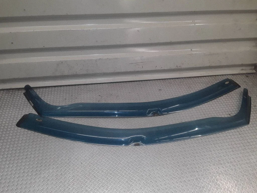 Front door coupe wind deflector