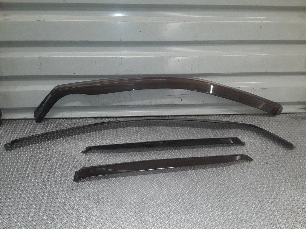 Front door coupe wind deflector