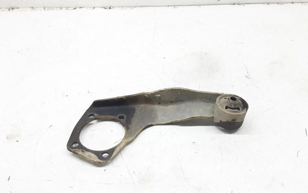 Front differential mounting bracket