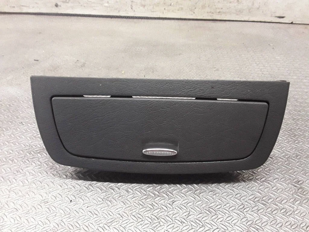 Briļļu futrālis/nodalījums GH84270A