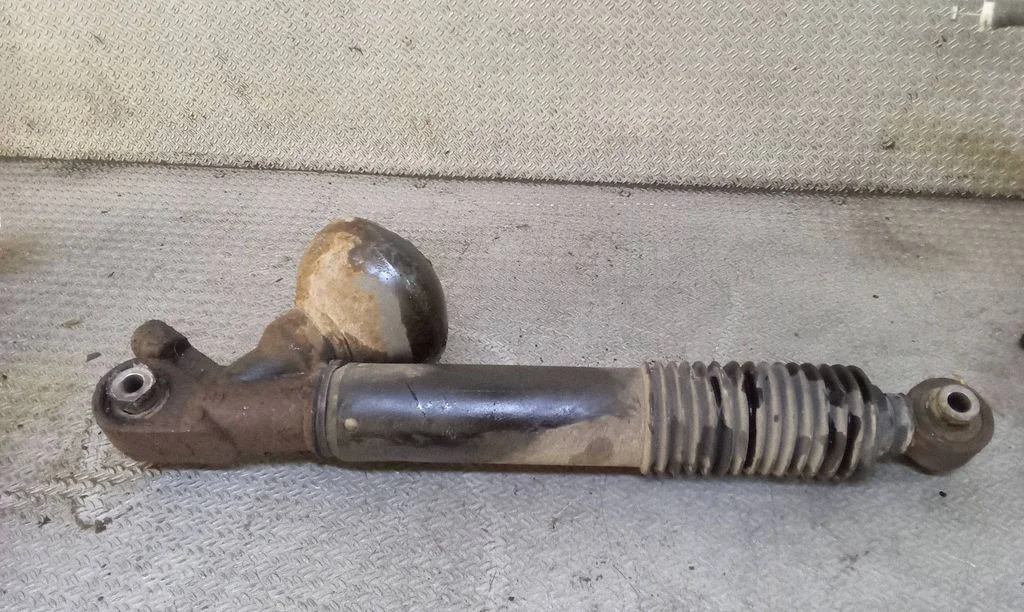 Shock absorber/damper/air suspension – right