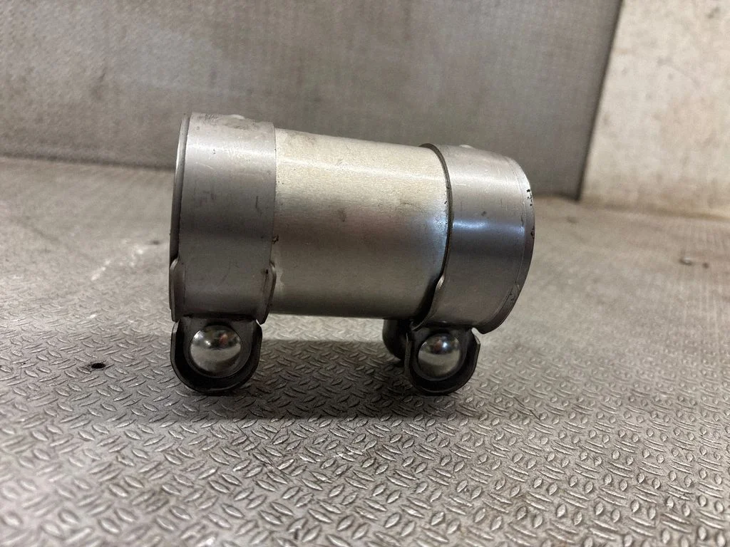 Muffler pipe connector clamp