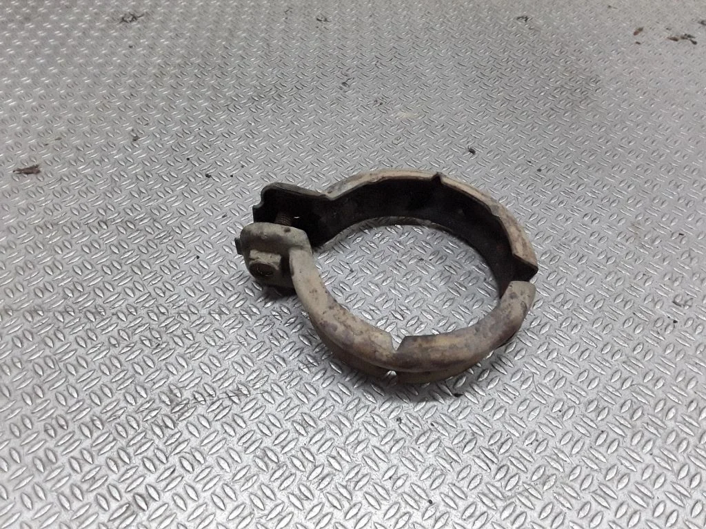 Muffler pipe connector clamp