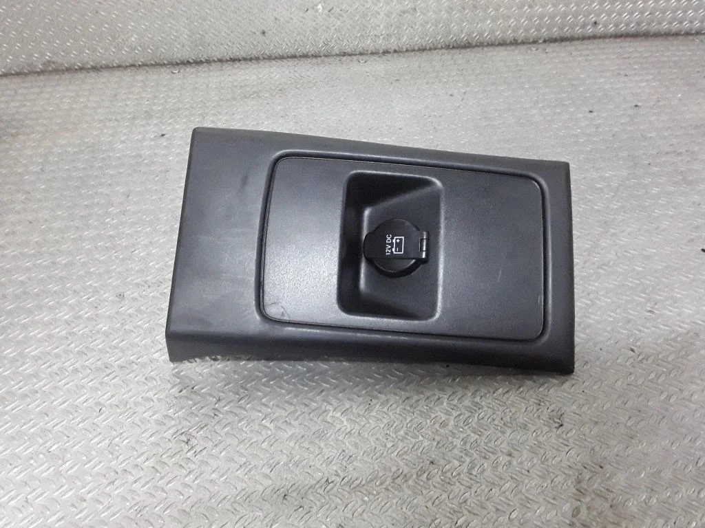 12 V ligzda (priekšā) 100001095REV
