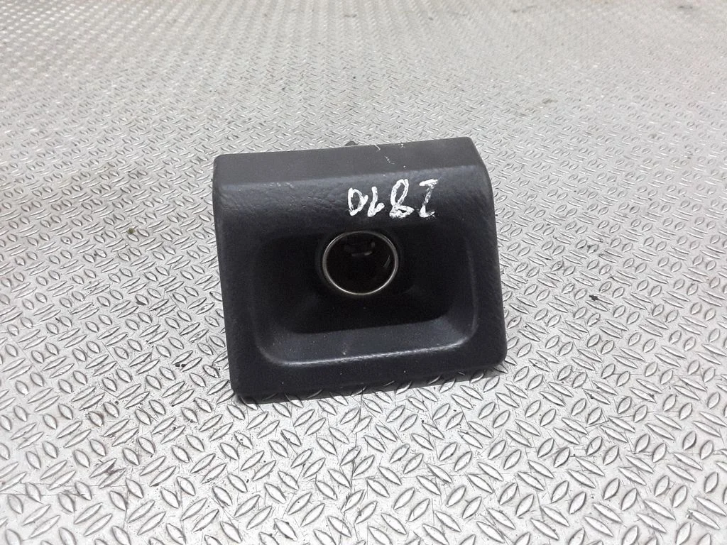 12 V ligzda (priekšā)