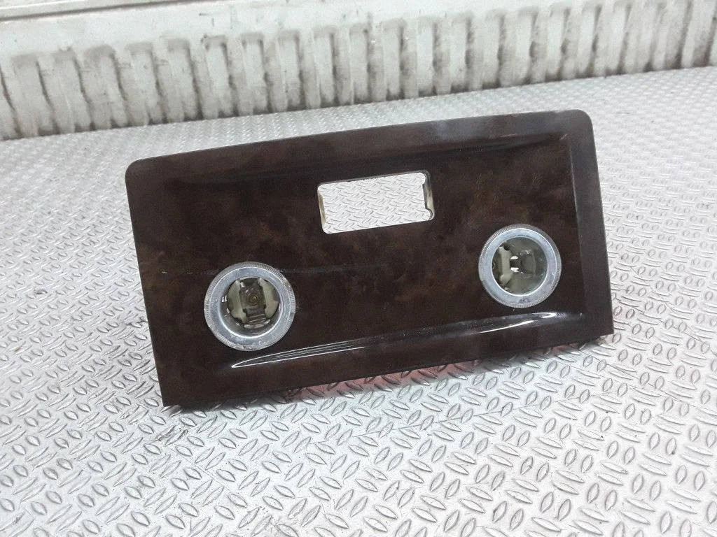 12 V ligzda (aizmugurē)