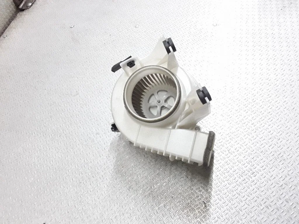 Hübriid-/elektriauto aku jahutusventilaator G923048080