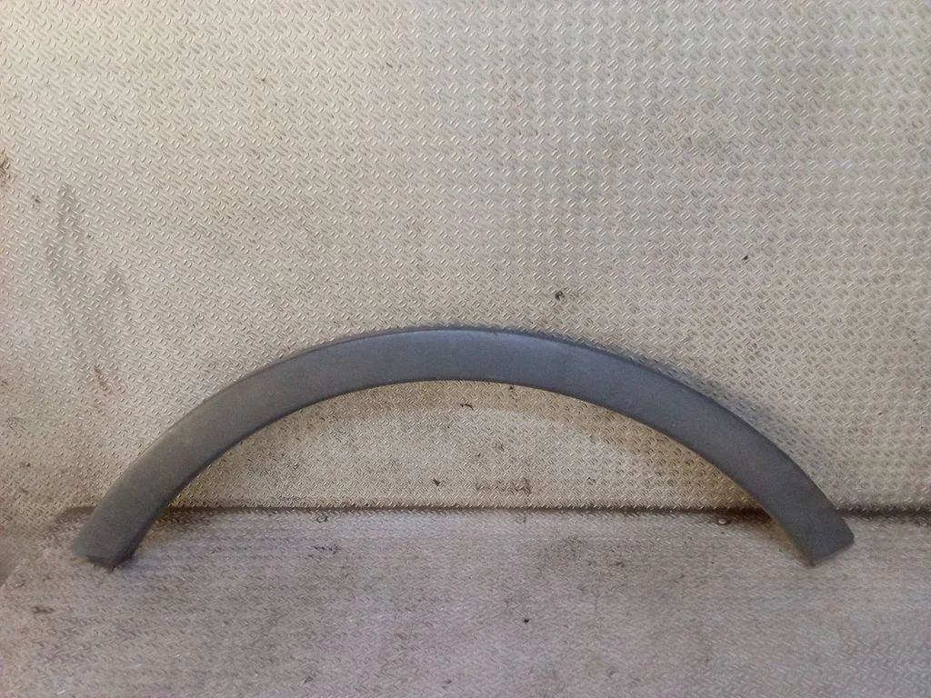 Moldings uz aizmugurējā spārna 8V41S286D03AB