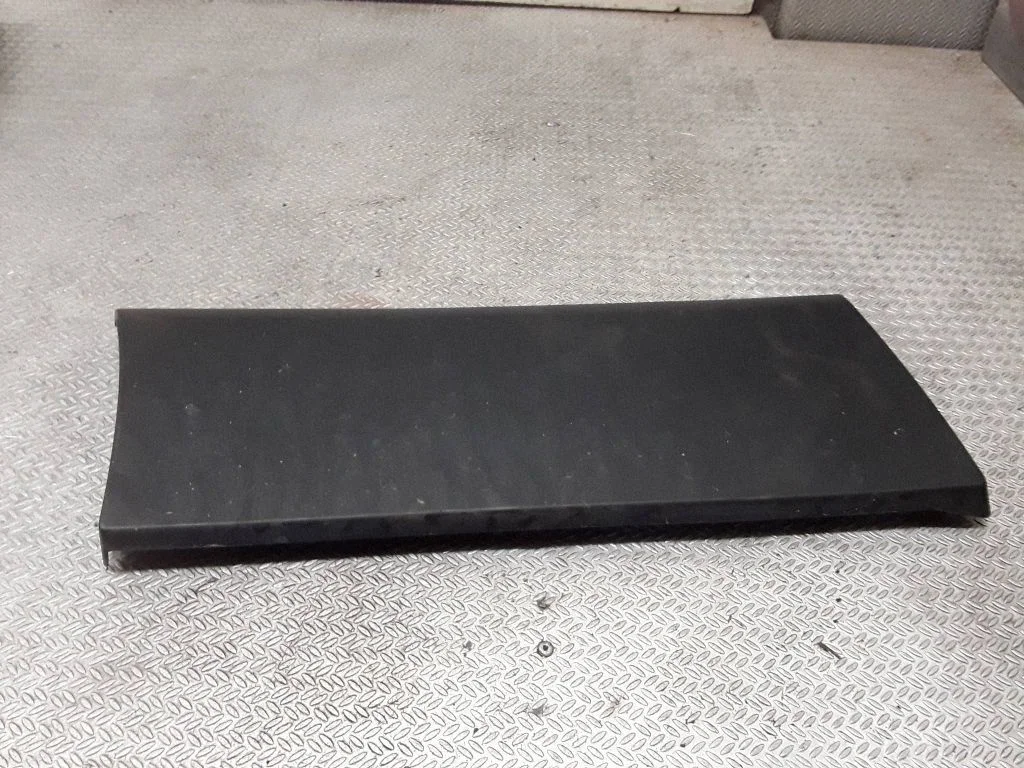 Moldings uz aizmugurējā spārna 93868748