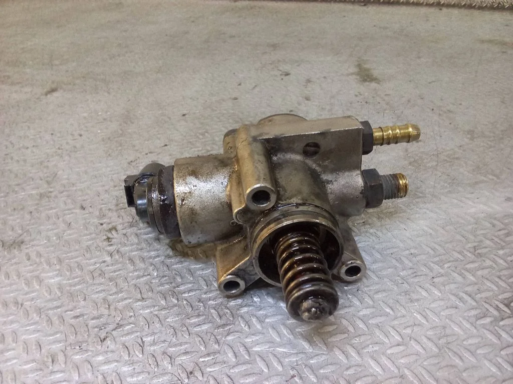 Mechanical fuel pump 03H127025Q