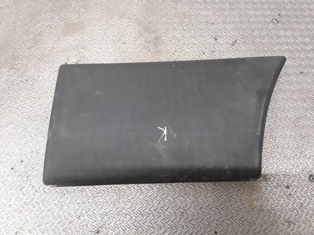 Moldings uz aizmugurējā spārna 1304021070