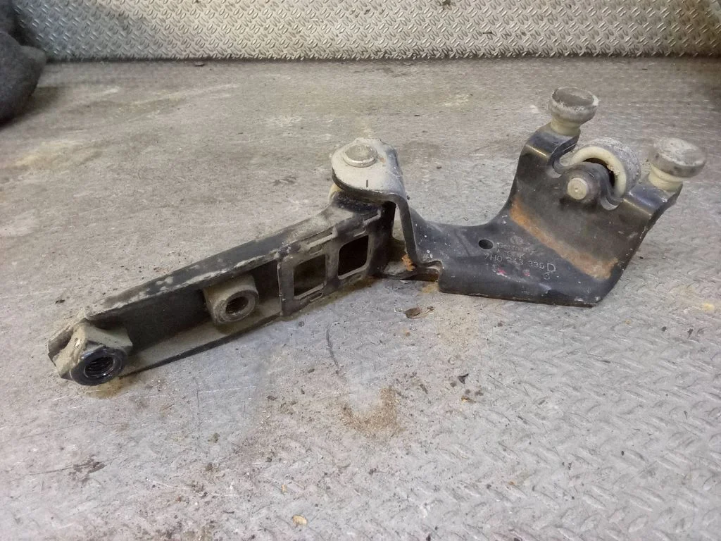 Sliding door middle roller runner 7H0843335D