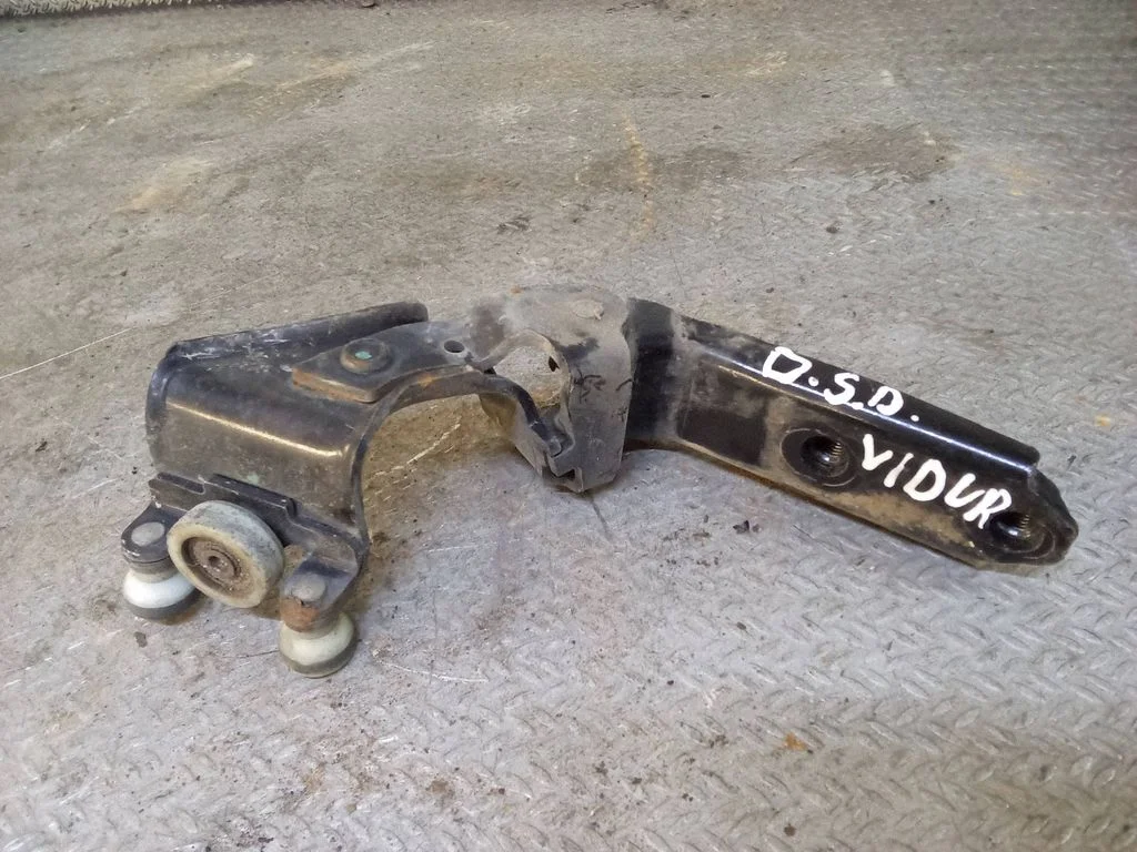 Sliding door middle roller runner 7H0843336D
