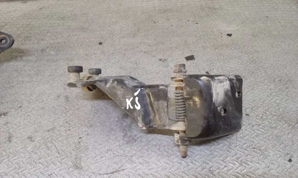 Sliding door middle roller runner – Volkswagen Routan (2008-2014)