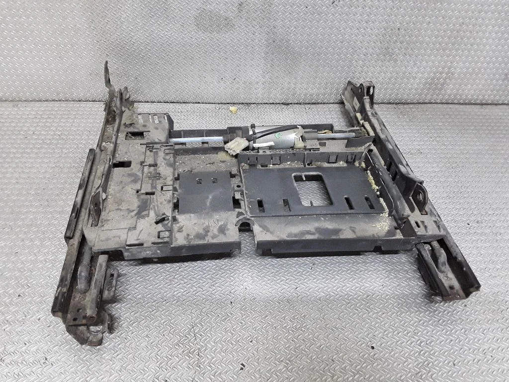 Priekšējā pasažiera sēdekļa pamatne 0130002588
