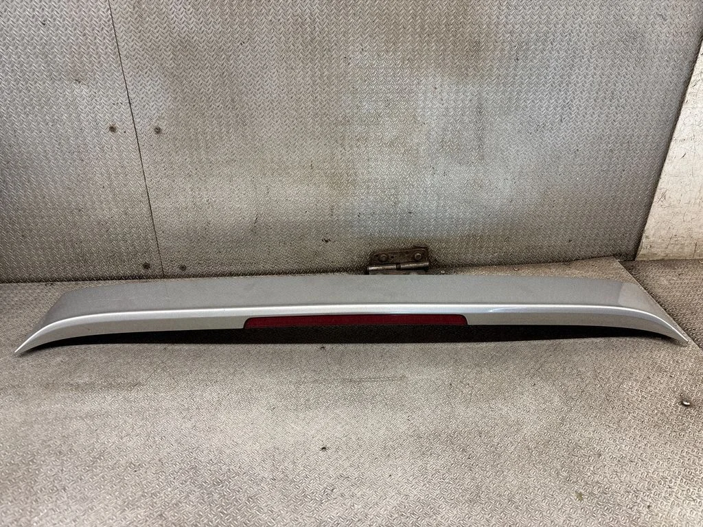 Tailgate/trunk spoiler – rear