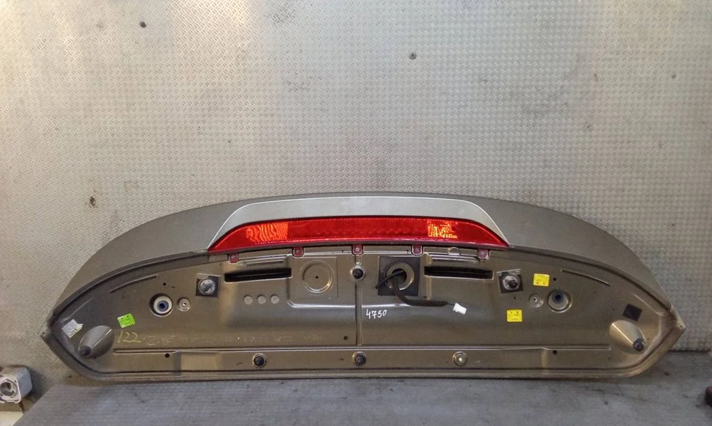Tailgate/trunk spoiler 872103Z000