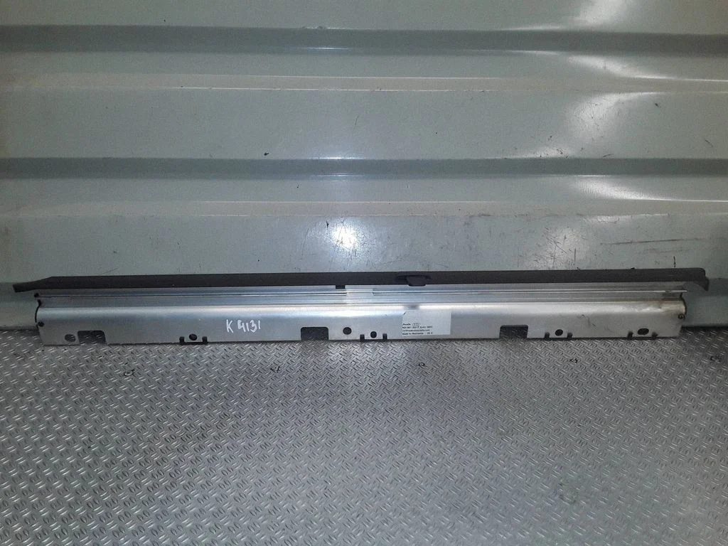 Aizmugurējā loga aizkariņš 4E0861333F