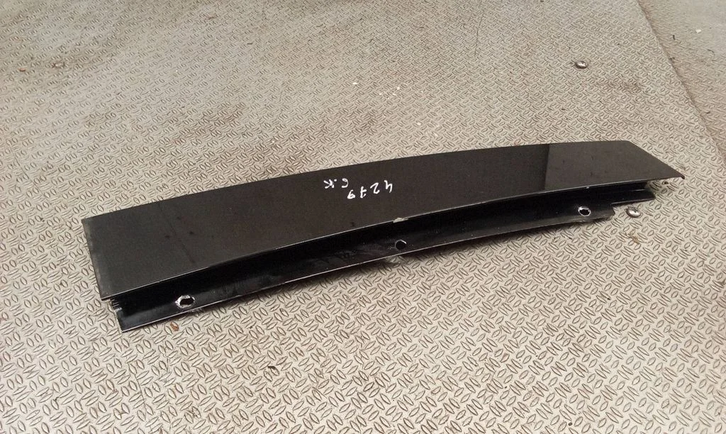 Rear door glass trim molding 31294840