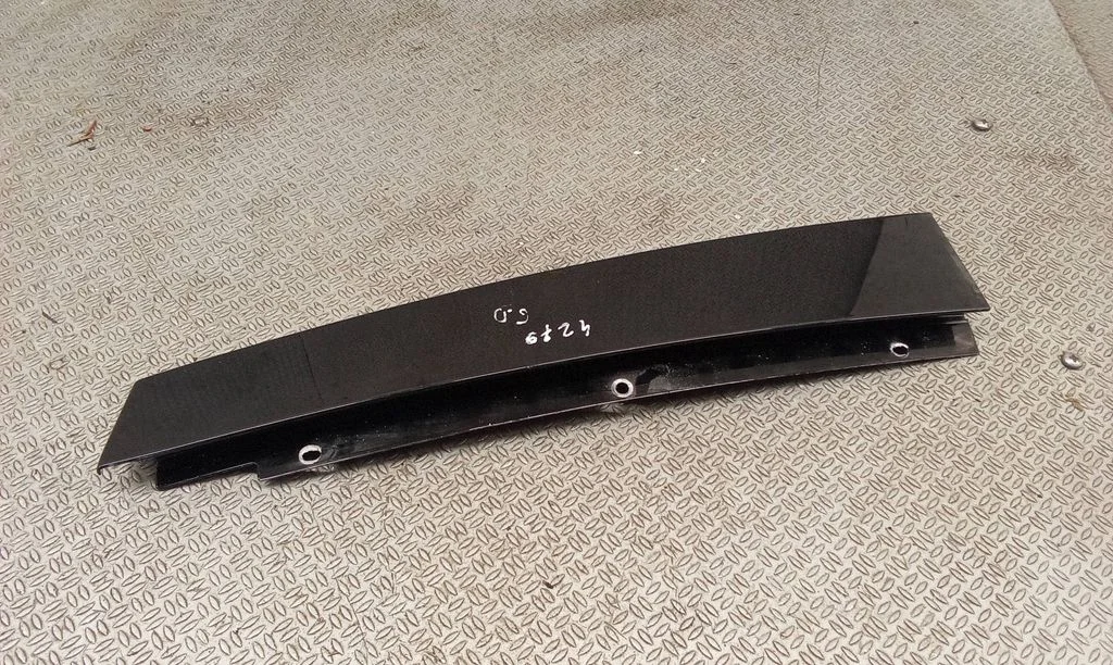Rear door glass trim molding 31294841