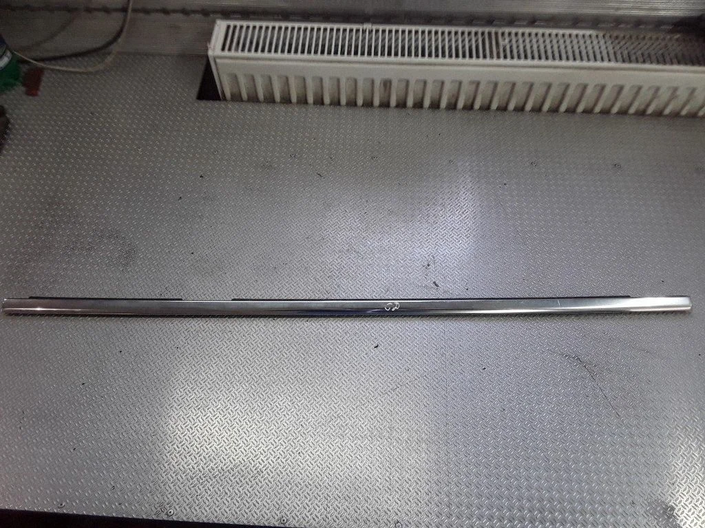 Front door glass trim molding – Volkswagen Phaeton (2002-2016)