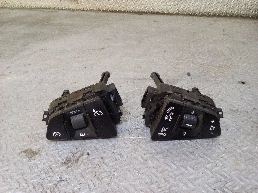 Steering wheel buttons/switches 13268686