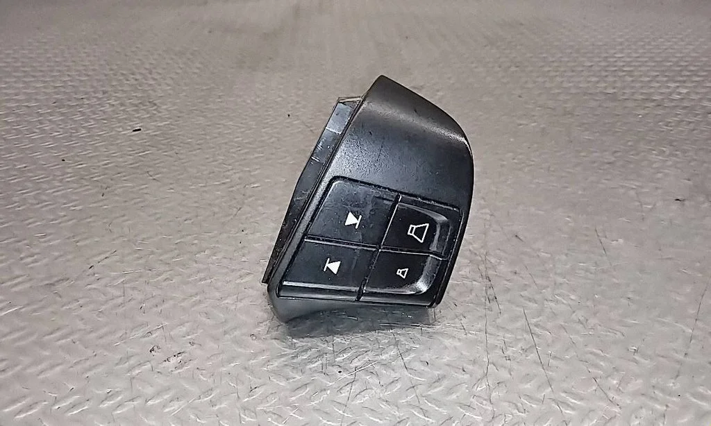 Steering wheel buttons/switches 30739641