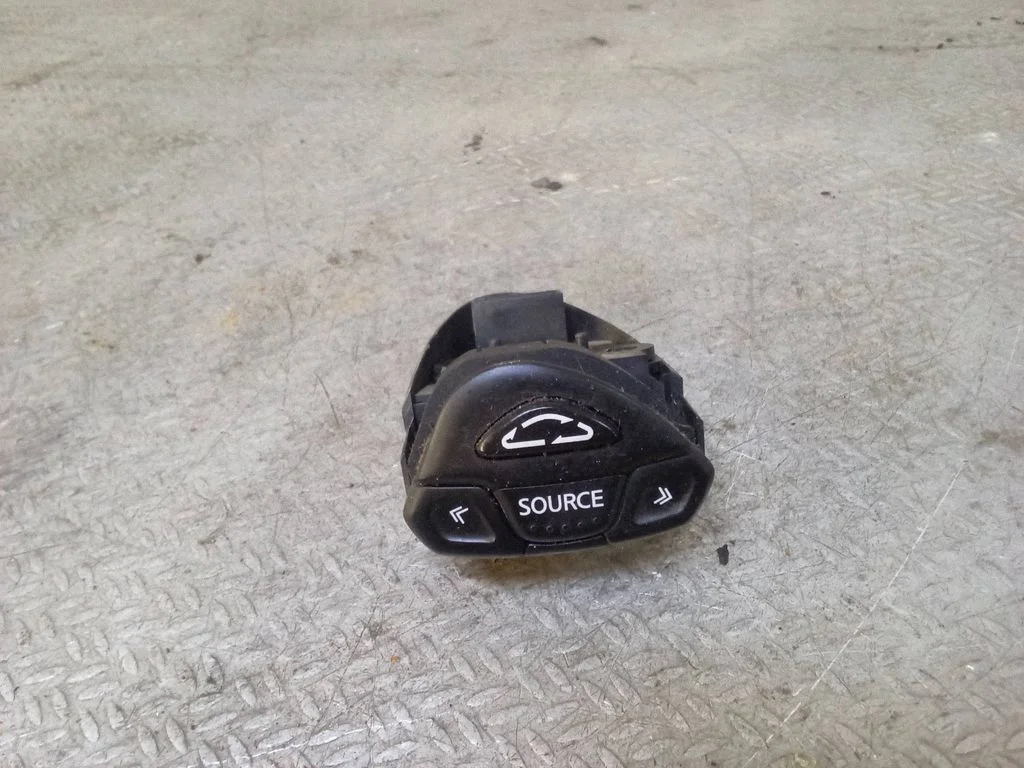 Steering wheel buttons/switches 2552EQ300