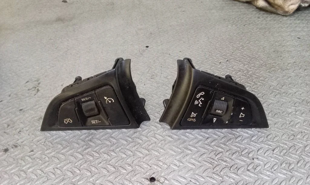 Steering wheel buttons/switches 13293155