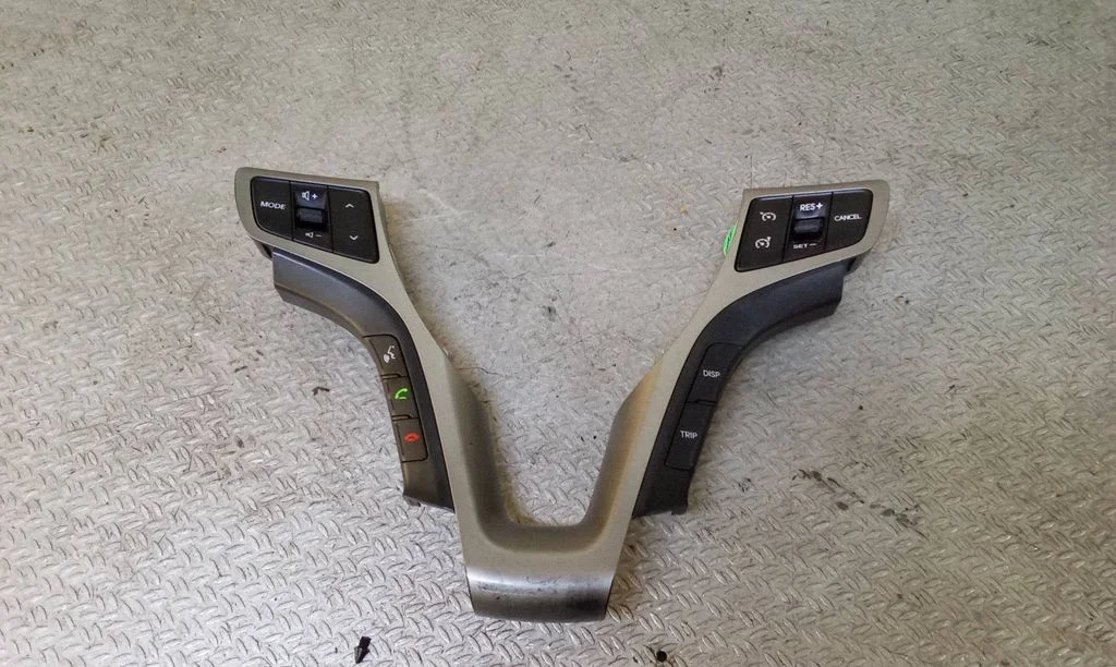 Steering wheel buttons/switches 967903Z100RY