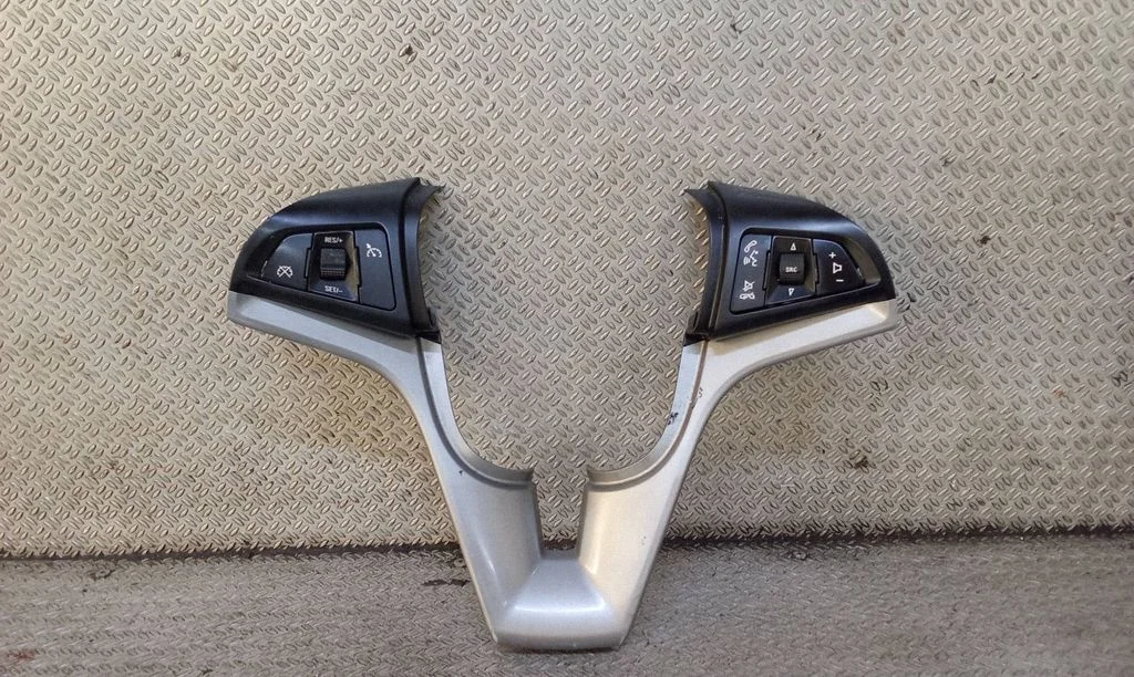Steering wheel buttons/switches 13352975