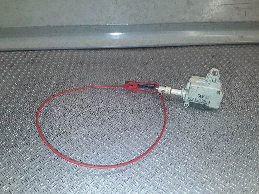 Kütusepaagi korgi luku mootor 4L0810773A