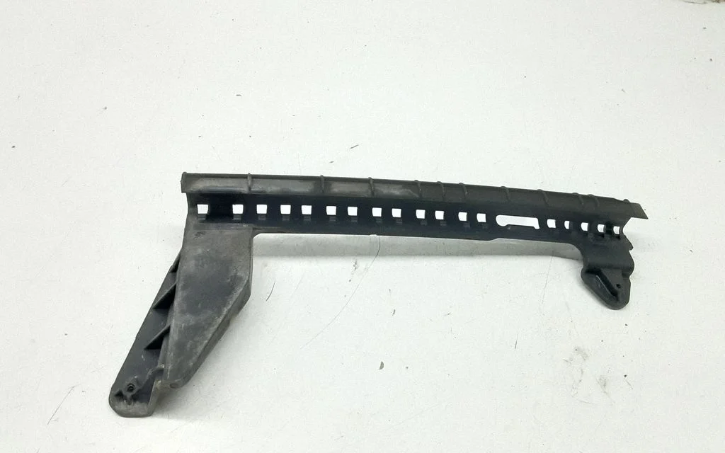 Rear door windshield rail – Audi Q7 4L (2005-2015)