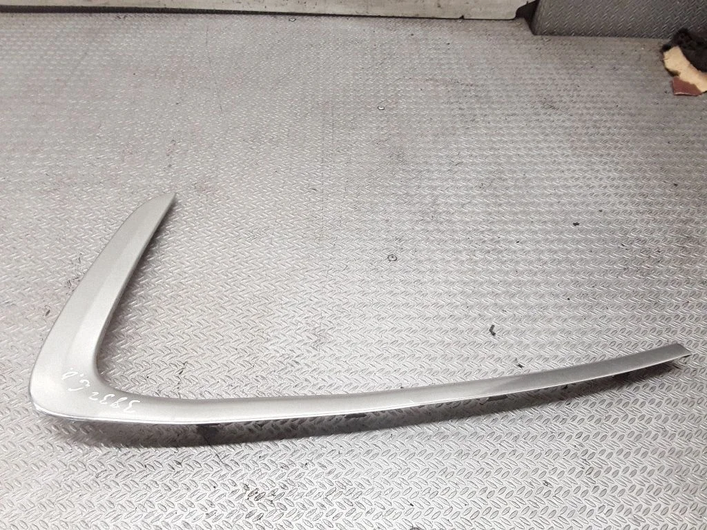 Rear side glass trim – right