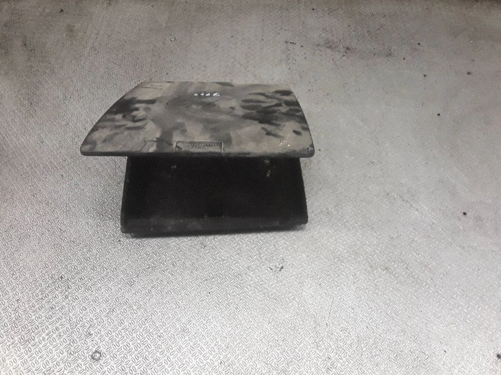 Front trunk storage compartment 7M3857919
