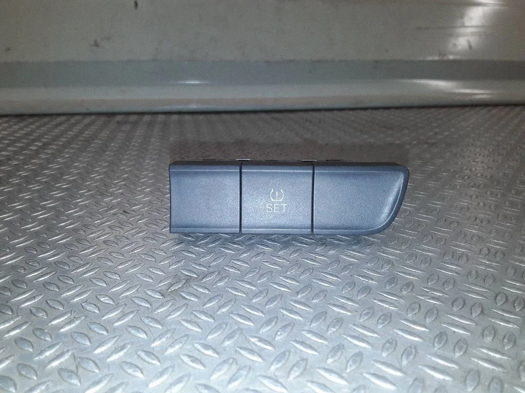 Riepu spiediena (TPMS) atiestates poga 8X0959674B