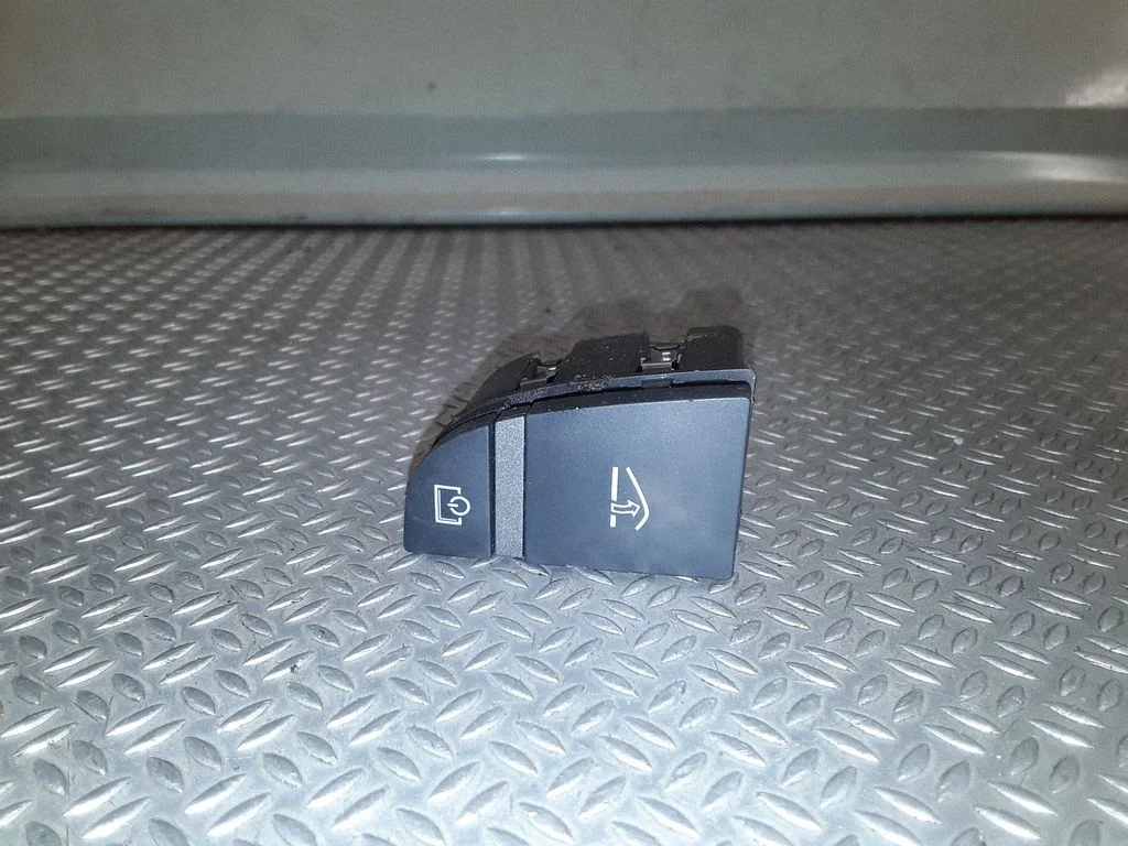 Glove box opening button 4F1927227A