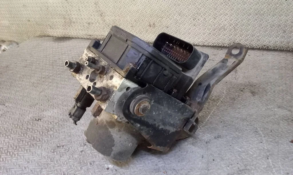 ABS block – Toyota Avensis T250 (2003-2006)