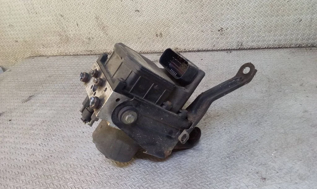 ABS block – Toyota Avensis T250 (2006-2009)