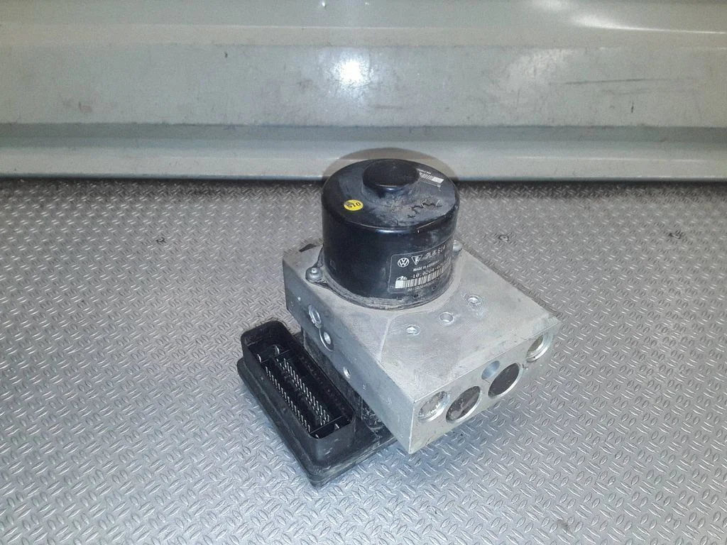 ABS block – Volkswagen Touareg I (2002-2010)