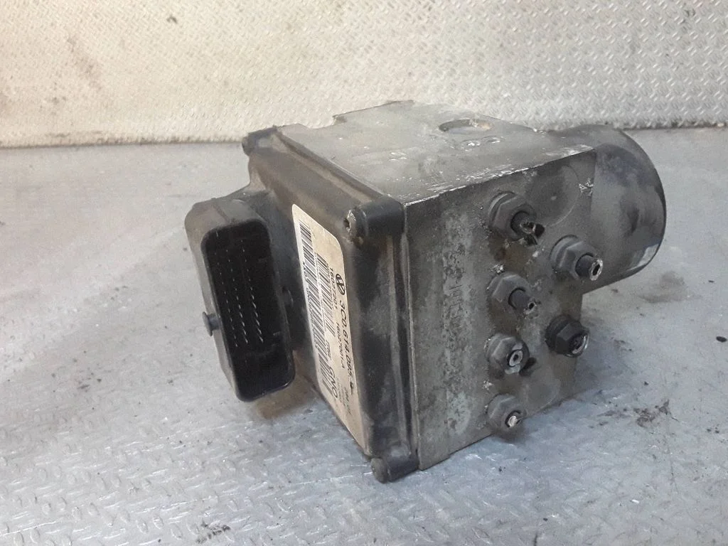 ABS block – Volkswagen Passat B5.5 (2001-2005)