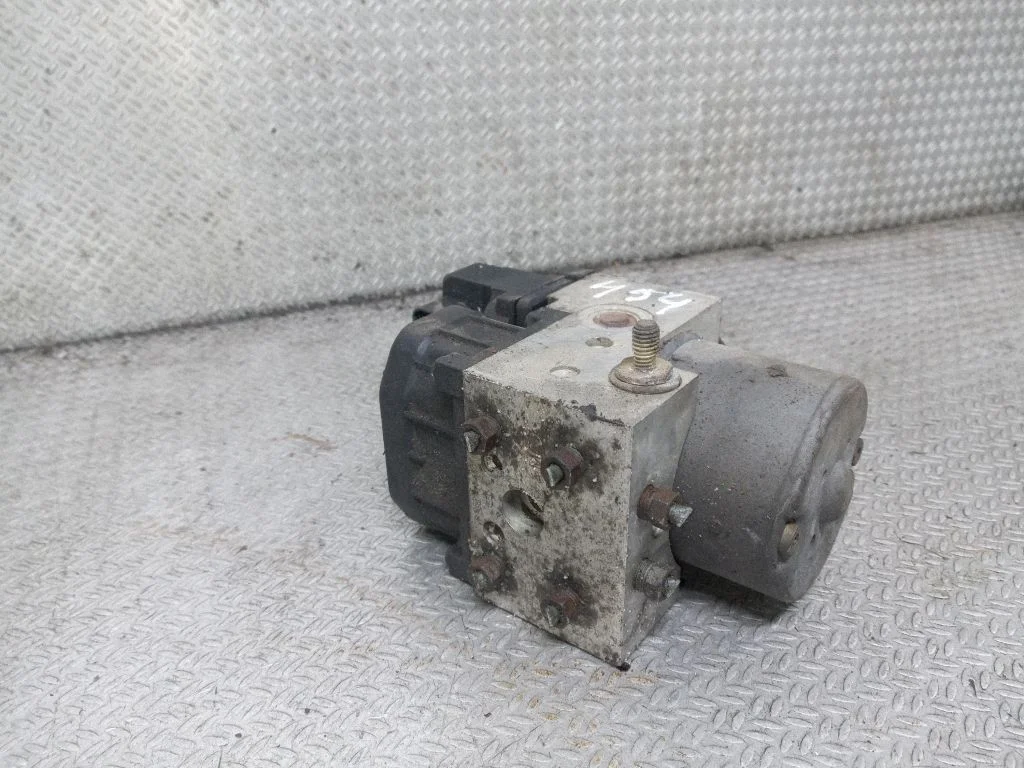ABS block – Toyota Corolla E120 E130 (2004-2007)