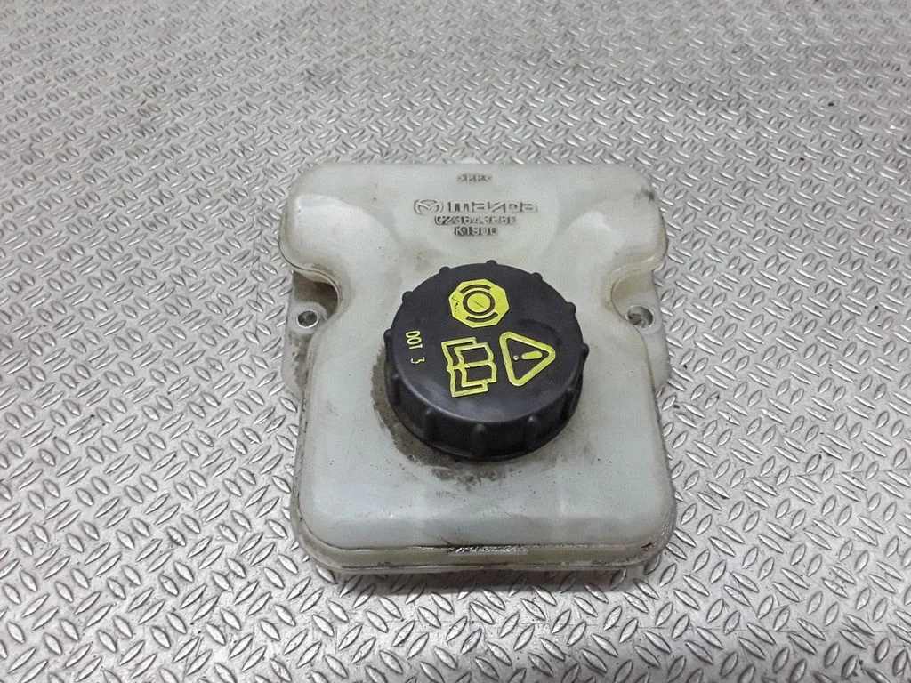 Brake fluid reservoir – Mazda 5 (2005-2010)