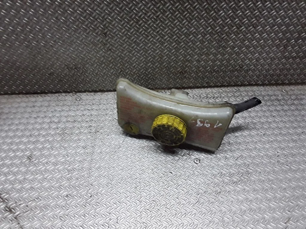 Brake fluid reservoir
