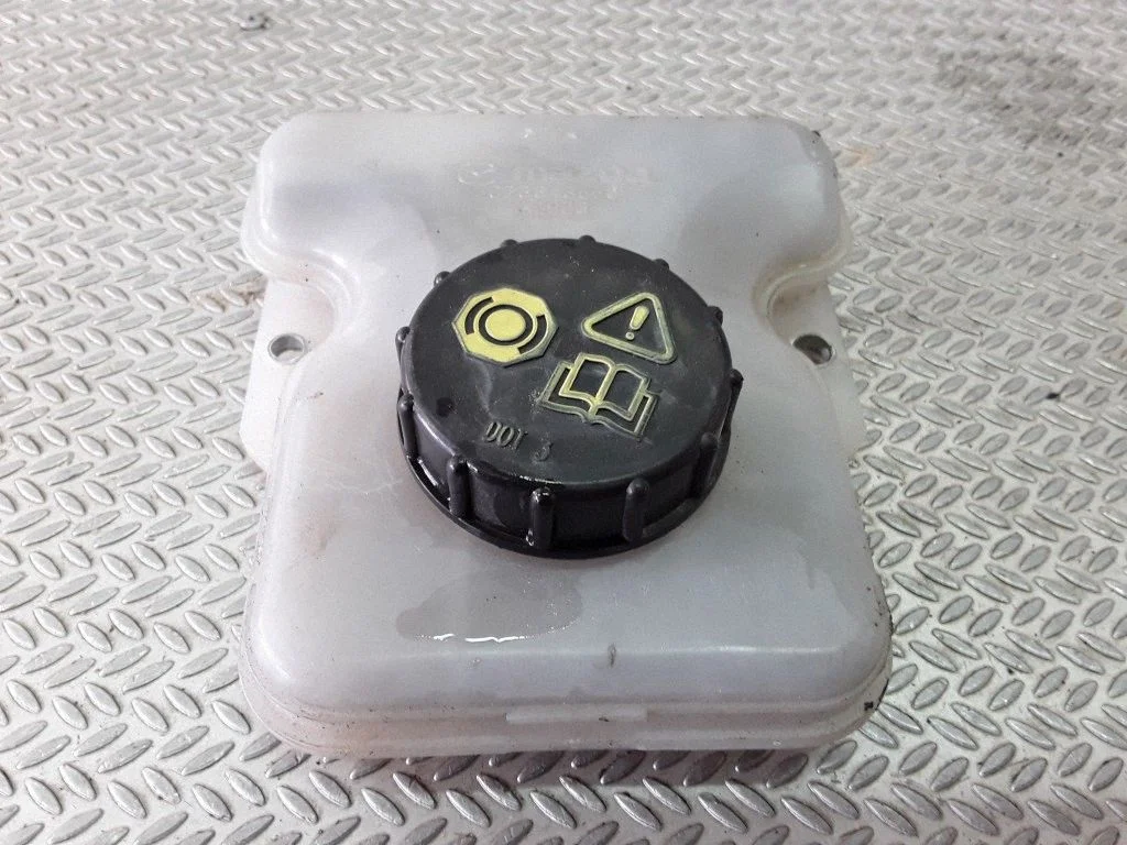 Brake fluid reservoir – Mazda 5 (2005-2010)