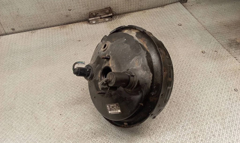 Brake booster – Volkswagen Touareg I (2002-2010)