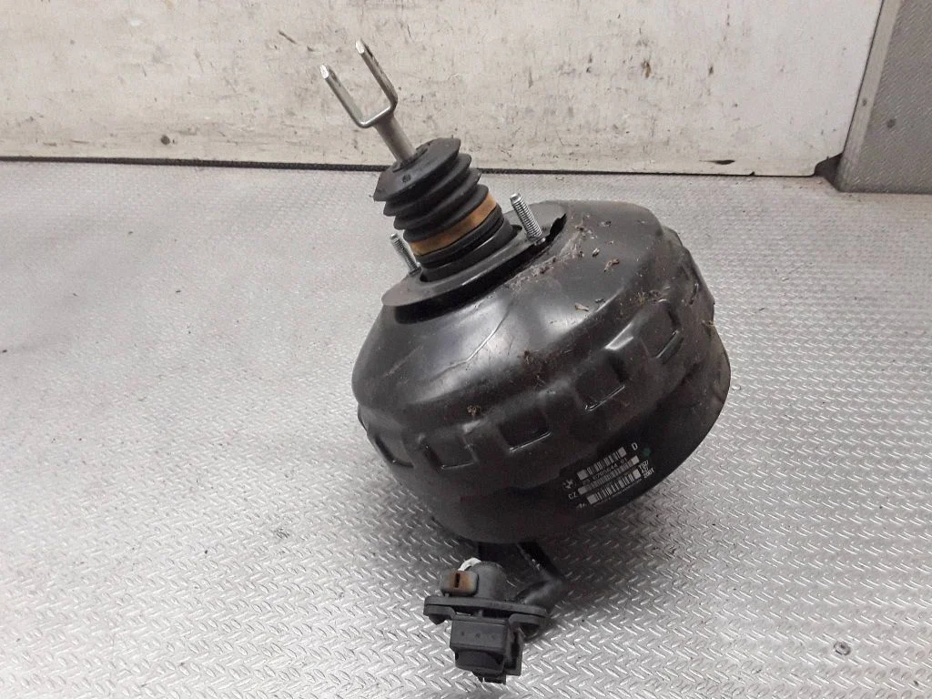 Brake booster 6785644