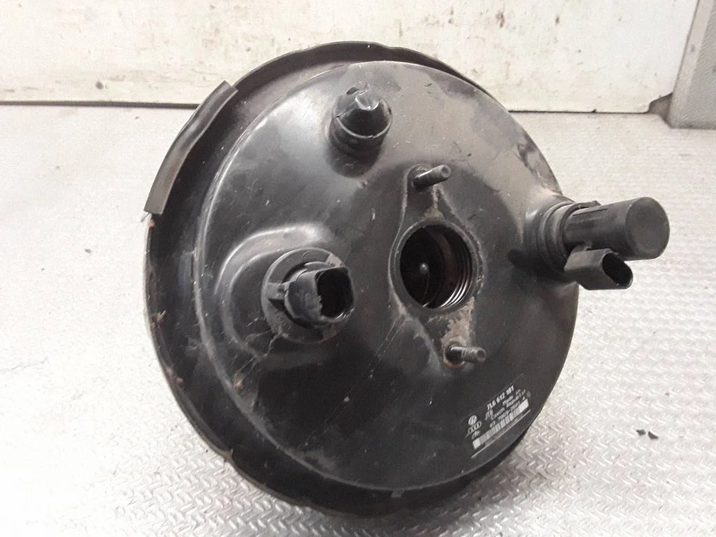 Brake booster – Volkswagen Touareg I (2002-2010)