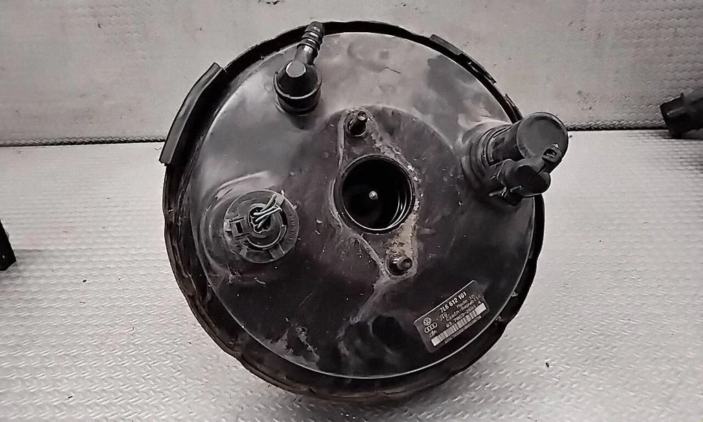 Brake booster – Volkswagen Touareg I (2002-2010)