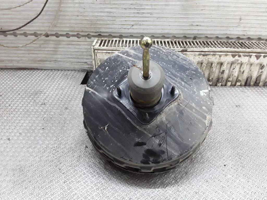 Brake booster – Volkswagen Touareg I (2002-2010)